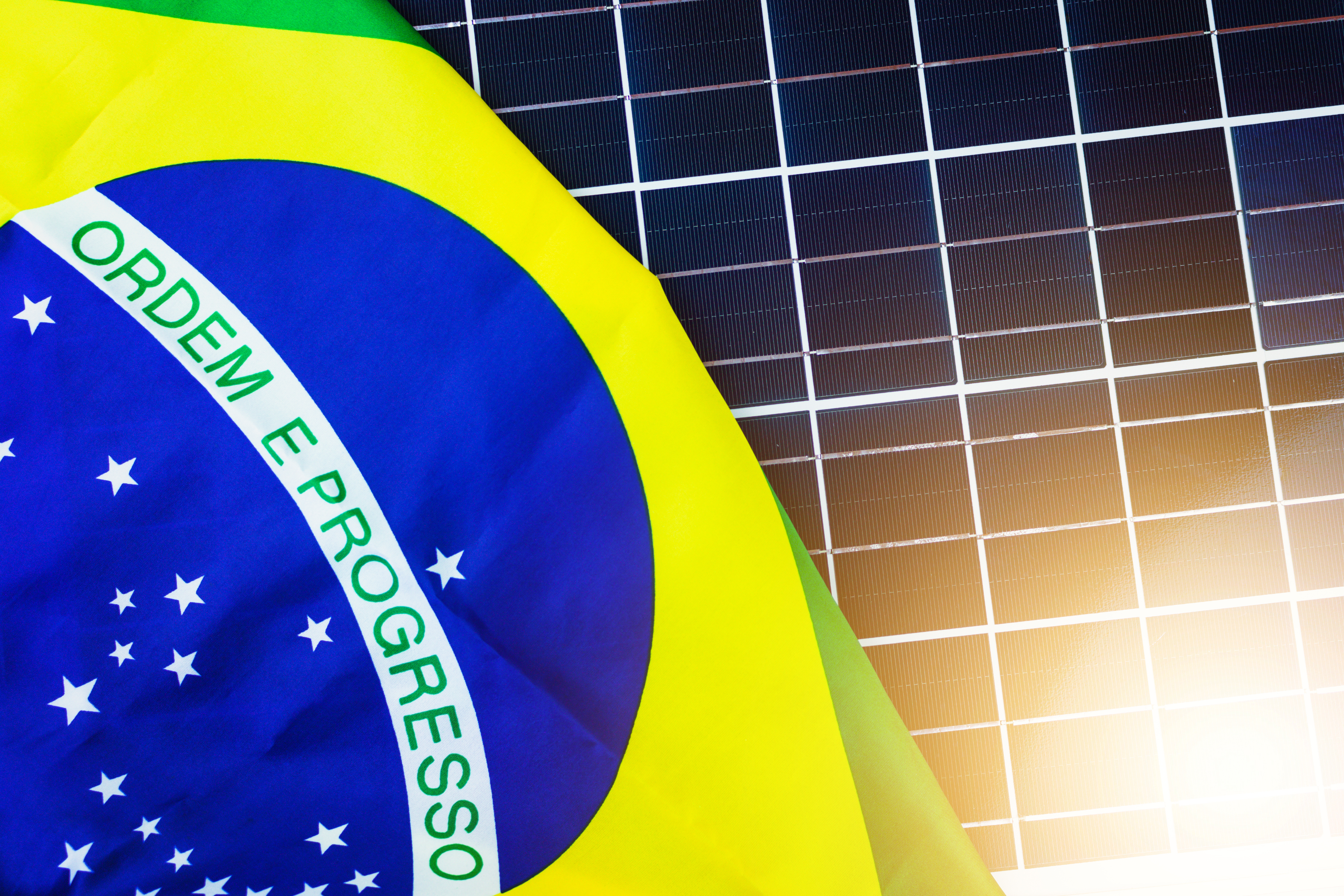 Empresário analisando conta de energia
